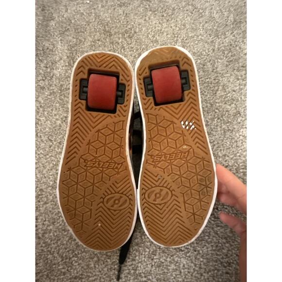 Heelys Pro 20 Prints Youth Skate Shoes in Black/Red Flames, sz 2 - Picture 8 of 9